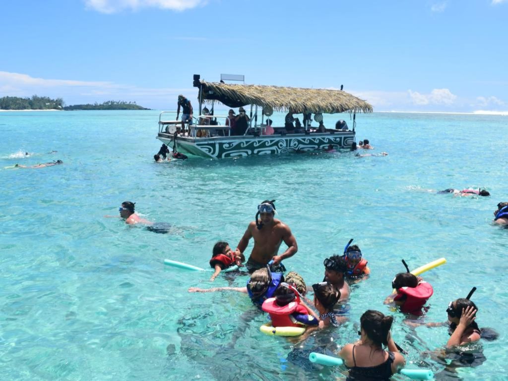 Snorkelling in Muri Lagoon on a Koka Lagoon Cruise. Credit Cook Islands Travel